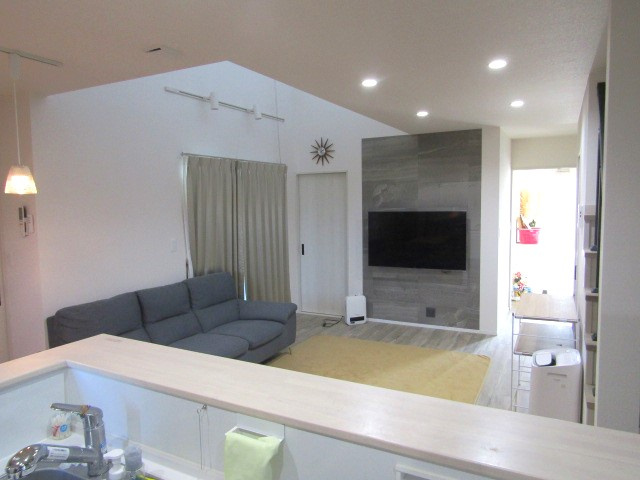 【居間・リビング】 | 【ZEH住宅】南アルプス市桃園 | こちらのリビングで趣味の時間をお楽しみください