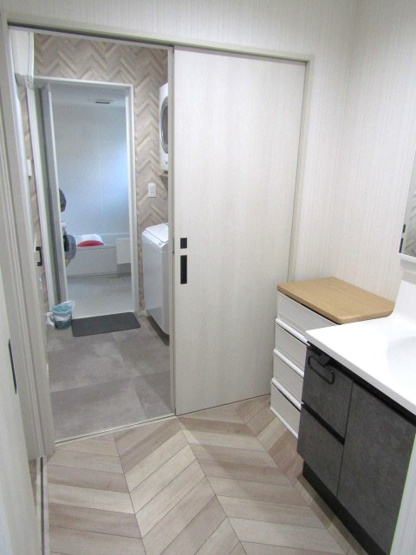 【独立洗面台】 | 【ZEH住宅】南アルプス市桃園 | 独立洗面台、小物を置くことができて便利です