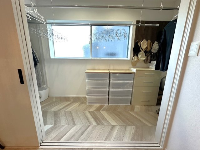 【ランドリースペース】 | 【ZEH住宅】南アルプス市桃園 | お洗濯物を片付けたりするのに便利です