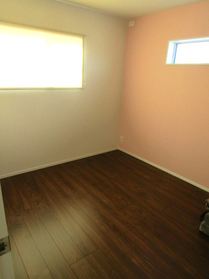 【洋室】 | 【ZEH住宅】南アルプス市桃園 | 明るい洋室です