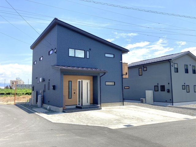 【駐車場】 | 【ZEH住宅】南アルプス市桃園 | 十分な駐車スペースがあります。