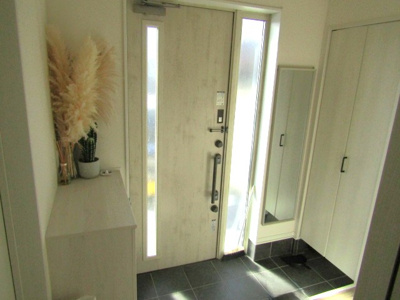 【玄関】 | 【ZEH住宅】南アルプス市桃園 | きれいな玄関です