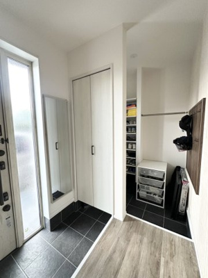 【玄関】 | 【ZEH住宅】南アルプス市桃園 | 収納もある玄関です