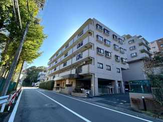 【外観】 | お散歩やジョギング、週末のご家族での遊びに最適です！目の前に広がる開放感とゆとり、暮らしの夢を育む理想の住まいがここにはあります！！お子様もきっと素直に成長してくれるはずです！ホッと生活できそう！