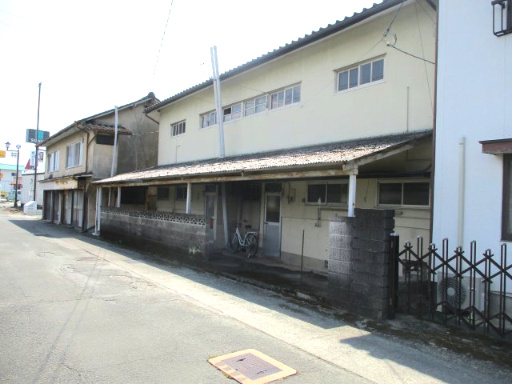 菊池市隈府　古家付売地の外観|古アパートは現況のまま引渡しとなりますので買主様での解体となります。