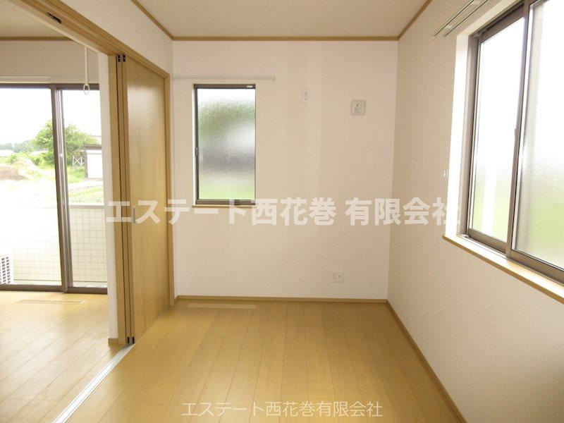 grand parace十二丁目Ⅱの寝室|角部屋なので側面に窓があります