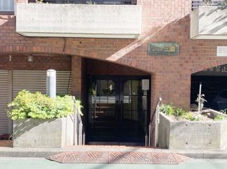 【エントランス】 | お客様を、そして住人を出迎えてくれるマンションのエントランス。ゴミが落ちていないことからも、管理状態の良さや住民の節度の高さが見て取れます。～即日のご見学可能～　お問合せはお気軽にどうぞ。
