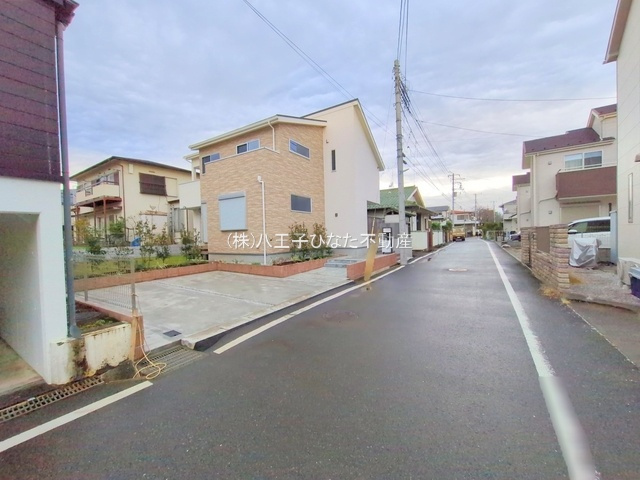 祝　成約済み　八王子市　散田町　新築戸建ての前面道路含む現地写真|前面道路は約5.2ｍで駐車もしやすいです。～仲介手数料無料☆八王子ひなた不動産～八王子市散田町　新築戸建て
