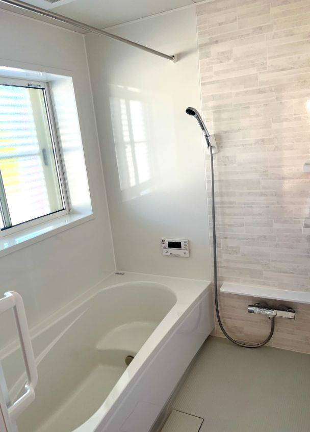 都城市蓑原町の新築一戸建の浴室