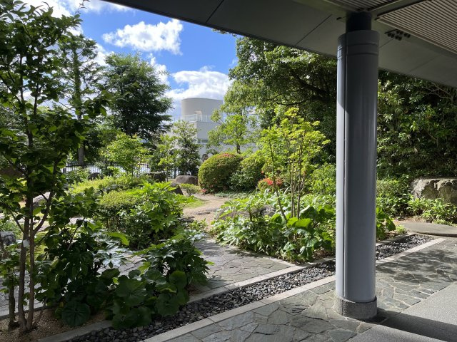 グランスイート近江・臨湖庵　の庭|エントランス前にお庭もございます。