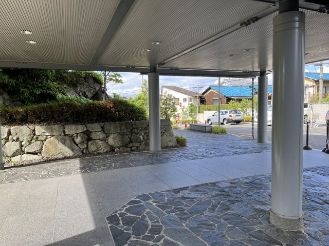 グランスイート近江・臨湖庵　の庭|風情のあるアプローチが、マンションの品格を上げてます。