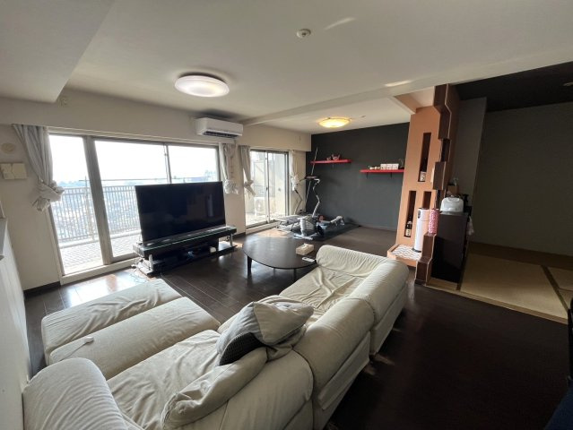 グランスイート近江・臨湖庵　の居間・リビング|22.8帖の広々リビング♪