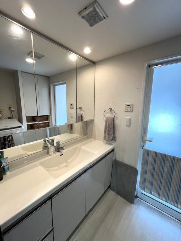 グランスイート近江・臨湖庵　の独立洗面台|2人並んで歯磨きもできる洗面は、朝の混雑も解消できます！