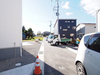 【前面道路含む現地写真】 | Livele Garden.S　太平寺久保　３号棟