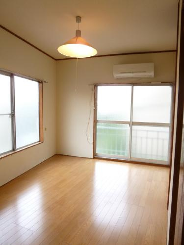 【居間・リビング】 | 山下荘 | 最上階・角部屋・二面採光のお部屋です。