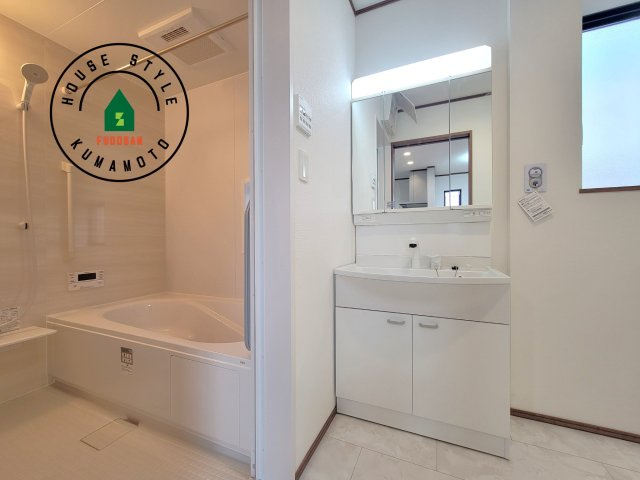 菊池市西寺第1-8棟（F号棟）の脱衣所|ゆとりの洗面スペースで朝の身支度もスムーズに。暮らしを快適に変えるシャワー付洗面台です！