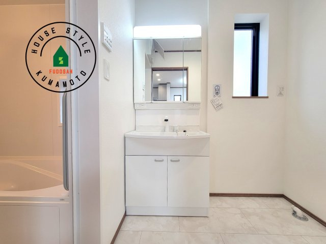 菊池市西寺第1-8棟（F号棟）の独立洗面台|毎日使うものだから清潔な空間を保ちたい水回り。洗面にはそんな願いを解消させてくれる収納アイデアが満載です。三面鏡の裏側にはキャビネットが現れ小物から背の高い物まで収納できます。