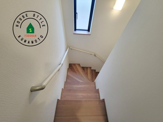 菊池市西寺第1-8棟（F号棟）の内装|＜手すり付階段＞手すりがないと階段の昇り降りで危険なことはもちろん、壁に手をつきながら歩くことで壁紙が汚れやすくなります。すべての方に快適に昇り降りしていただくため、手すりを設置しました。