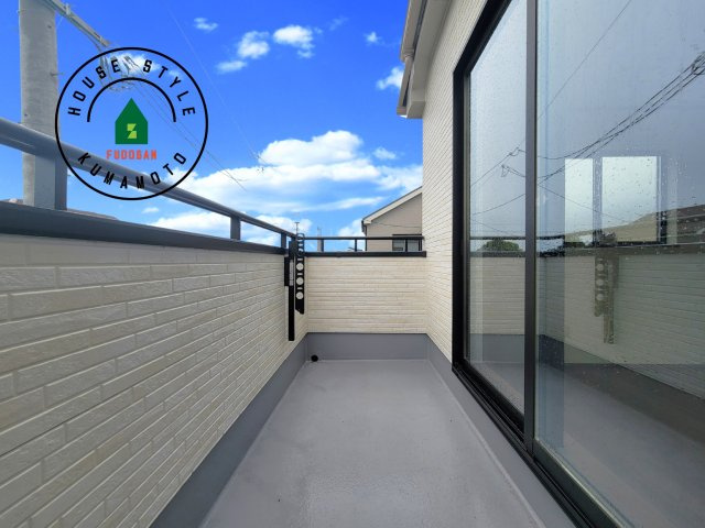 菊池市西寺第1-8棟（F号棟）のバルコニー|風をしっかりと感じられるバルコニーでは、毎日が洗濯日和です。広々としているので洗濯も楽しくなるでしょうし、気分転換にバルコニーからの眺めを楽しむのもいいでしょう。