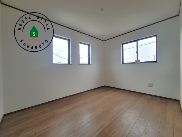 菊池市西寺第1-8棟（F号棟）の洋室|採光良好な洋室は全居室、複層ガラスの遮熱効果と断熱効果で、一年中快適に過ごせます。
