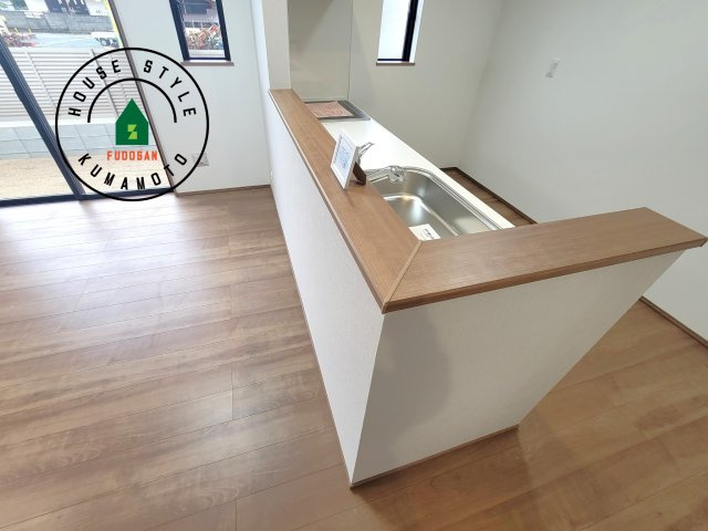 菊池市西寺第1-8棟（F号棟）のダイニング|キッチンから立ち込める香りが今日の料理を期待させます。