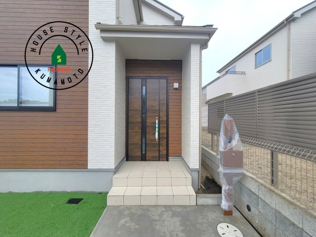 菊池市西寺第1-8棟（F号棟）の玄関|おでかけの時も帰った時も、「我が家」を最初に感じでもらえる素敵な空間に。