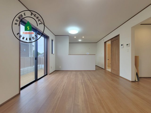 菊池市西寺第1-8棟（F号棟）の居間・リビング|キッチンからリビングをしっかり確認できます。家族の笑顔があふれる空間になりそうですね。