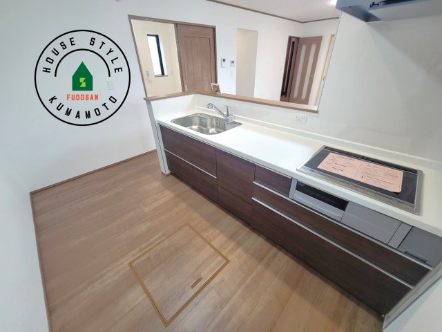 菊池市西寺第1-8棟（F号棟）のキッチン|ダイニングテーブルへの配膳がラクラク、お料理はかどるカウンター付きシステムキッチン！