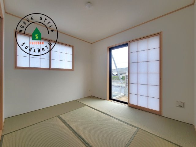 菊池市西寺第1-8棟（F号棟）の和室|和室を上手に活用すると暮らし方の幅が広がります。例えば普段は開け放して、子供の小さいうちはお昼寝や遊びのスペースに。畳はソフトなので転んでもケガをしにくく安心です