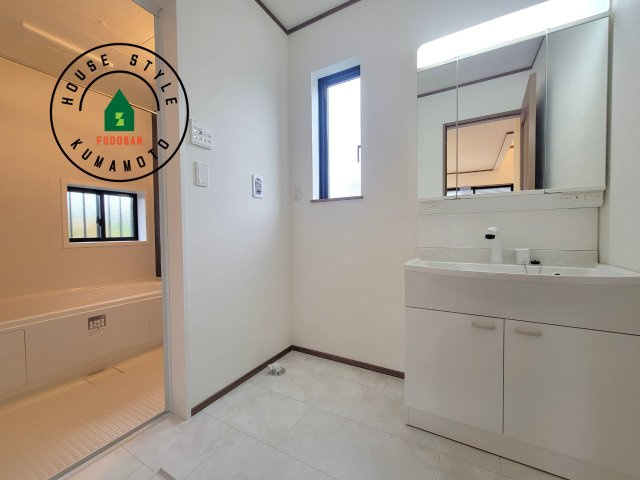 菊池市西寺第1-8棟（G号棟）の脱衣所|ゆとりの洗面スペースで朝の身支度もスムーズに。暮らしを快適に変えるシャワー付洗面台です！