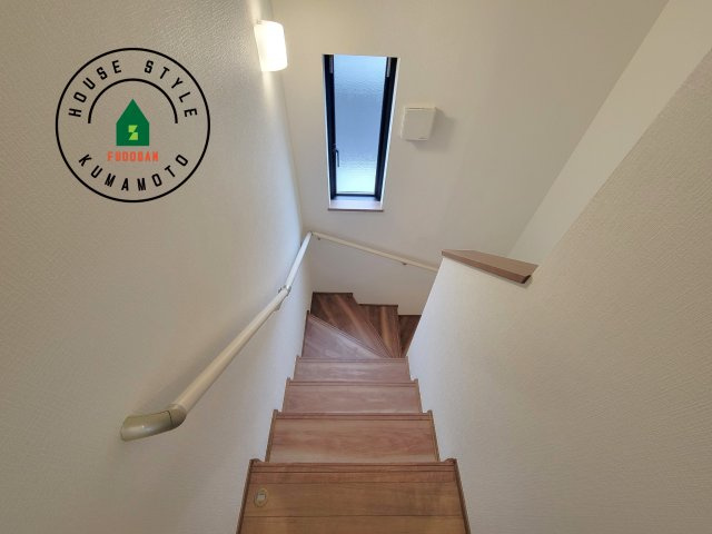 菊池市西寺第1-8棟（G号棟）の内装|＜手すり付階段＞手すりがないと階段の昇り降りで危険なことはもちろん、壁に手をつきながら歩くことで壁紙が汚れやすくなります。すべての方に快適に昇り降りしていただくため、手すりを設置しました。