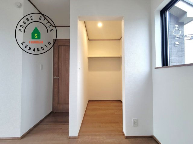 菊池市西寺第1-8棟（G号棟）の収納|洋服や大きな荷物が多い方や人数の多いご家族などは、一般的なクローゼットよりもウォークインクローゼットのほうが使い勝手が良いです。