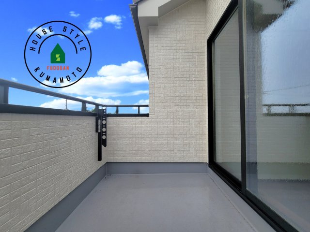 菊池市西寺第1-8棟（G号棟）のバルコニー|風をしっかりと感じられるバルコニーでは、毎日が洗濯日和です。広々としているので洗濯も楽しくなるでしょうし、気分転換にバルコニーからの眺めを楽しむのもいいでしょう。