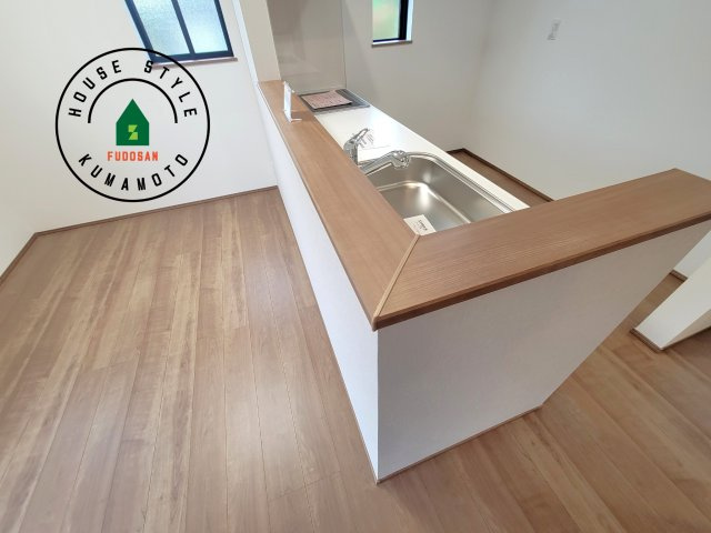 菊池市西寺第1-8棟（G号棟）のダイニング|キッチンから立ち込める香りが今日の料理を期待させます。