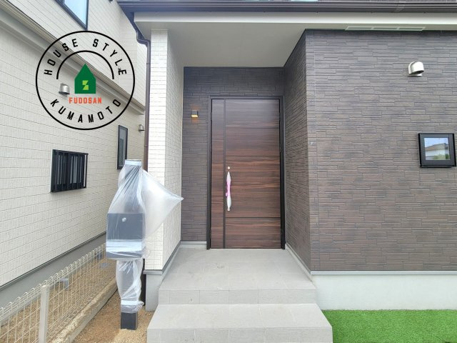 菊池市西寺第1-8棟（G号棟）の玄関|おでかけの時も帰った時も、「我が家」を最初に感じでもらえる素敵な空間に。