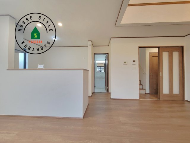 菊池市西寺第1-8棟（G号棟）の居間・リビング|キッチンからリビングをしっかり確認できます。家族の笑顔があふれる空間になりそうですね。