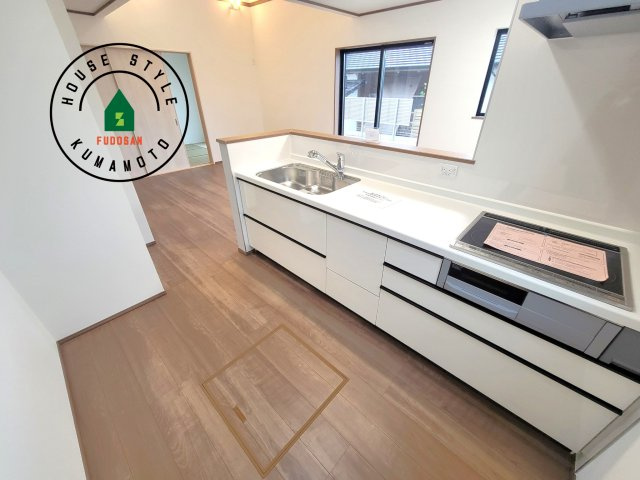 菊池市西寺第1-8棟（G号棟）のキッチン|ダイニングテーブルへの配膳がラクラク、お料理はかどるカウンター付きシステムキッチン！