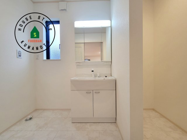 菊池市西寺第1-8棟（H号棟）の独立洗面台|毎日使うものだから清潔な空間を保ちたい水回り。洗面にはそんな願いを解消させてくれる収納アイデアが満載です。三面鏡の裏側にはキャビネットが現れ小物から背の高い物まで収納できます。