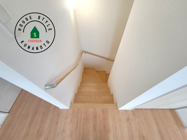 菊池市西寺第1-8棟（H号棟）の内装|＜手すり付階段＞手すりがないと階段の昇り降りで危険なことはもちろん、壁に手をつきながら歩くことで壁紙が汚れやすくなります。すべての方に快適に昇り降りしていただくため、手すりを設置しました。