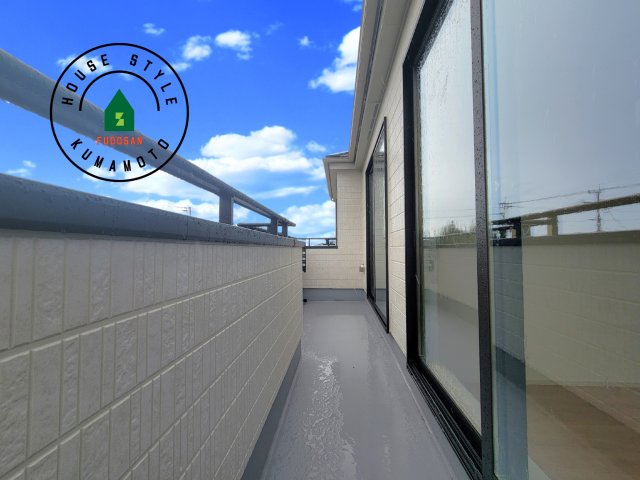 菊池市西寺第1-8棟（H号棟）のバルコニー|風をしっかりと感じられるバルコニーでは、毎日が洗濯日和です。広々としているので洗濯も楽しくなるでしょうし、気分転換にバルコニーからの眺めを楽しむのもいいでしょう。
