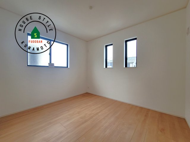 菊池市西寺第1-8棟（H号棟）の洋室|採光良好な洋室は全居室、複層ガラスの遮熱効果と断熱効果で、一年中快適に過ごせます。