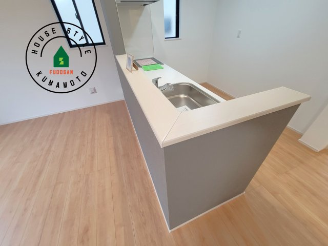 菊池市西寺第1-8棟（H号棟）のダイニング|キッチンから立ち込める香りが今日の料理を期待させます。