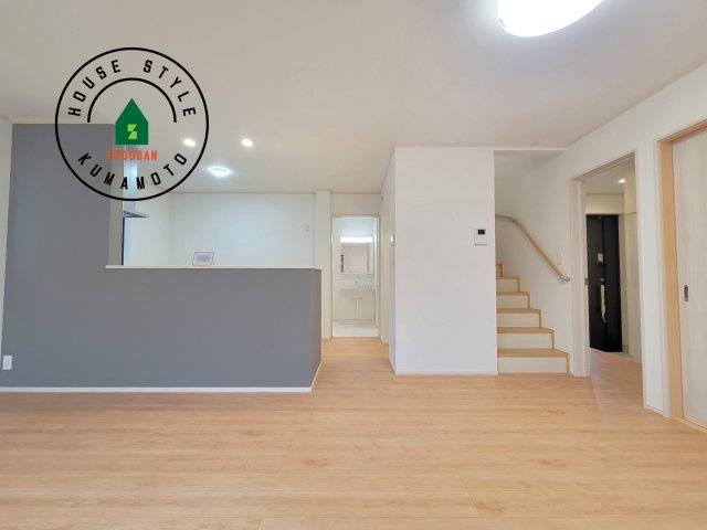 菊池市西寺第1-8棟（H号棟）の居間・リビング|キッチンからリビングをしっかり確認できます。家族の笑顔があふれる空間になりそうですね。