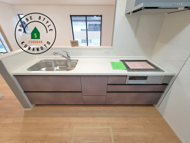 菊池市西寺第1-8棟（H号棟）のキッチン|ご家族を近くに感じられる対面キッチンのLDK。会話もはずみそうですね。