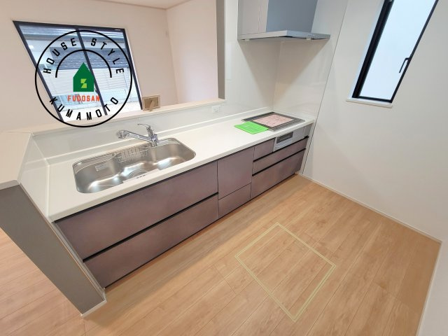 菊池市西寺第1-8棟（H号棟）のキッチン|ダイニングテーブルへの配膳がラクラク、お料理はかどるカウンター付きシステムキッチン！