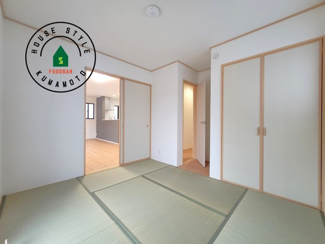 菊池市西寺第1-8棟（H号棟）の和室|和室を上手に活用すると暮らし方の幅が広がります。例えば普段は開け放して、子供の小さいうちはお昼寝や遊びのスペースに。畳はソフトなので転んでもケガをしにくく安心です