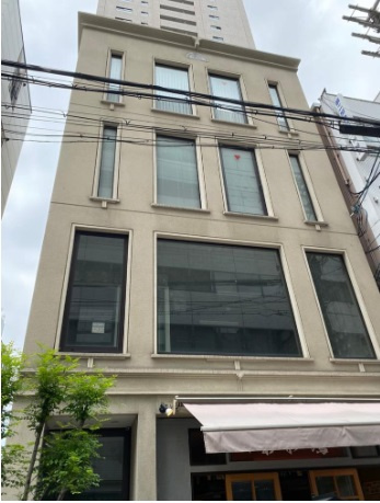 仁商建物の外観