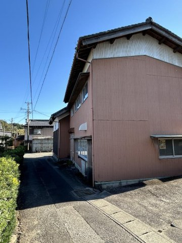 ★津市稲葉町の11LDK戸建★の前面道路含む現地写真