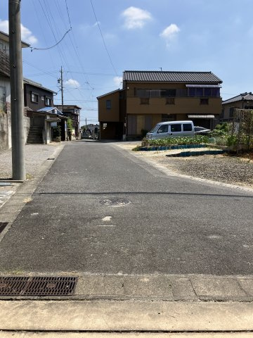 碧南市上町　2階建+車庫　中古住宅の前面道路含む現地写真