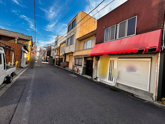 西院寿町の前面道路含む現地写真|前道は５．９㎡の幅があり、車のすれ違いや駐車がスムーズに行えます！